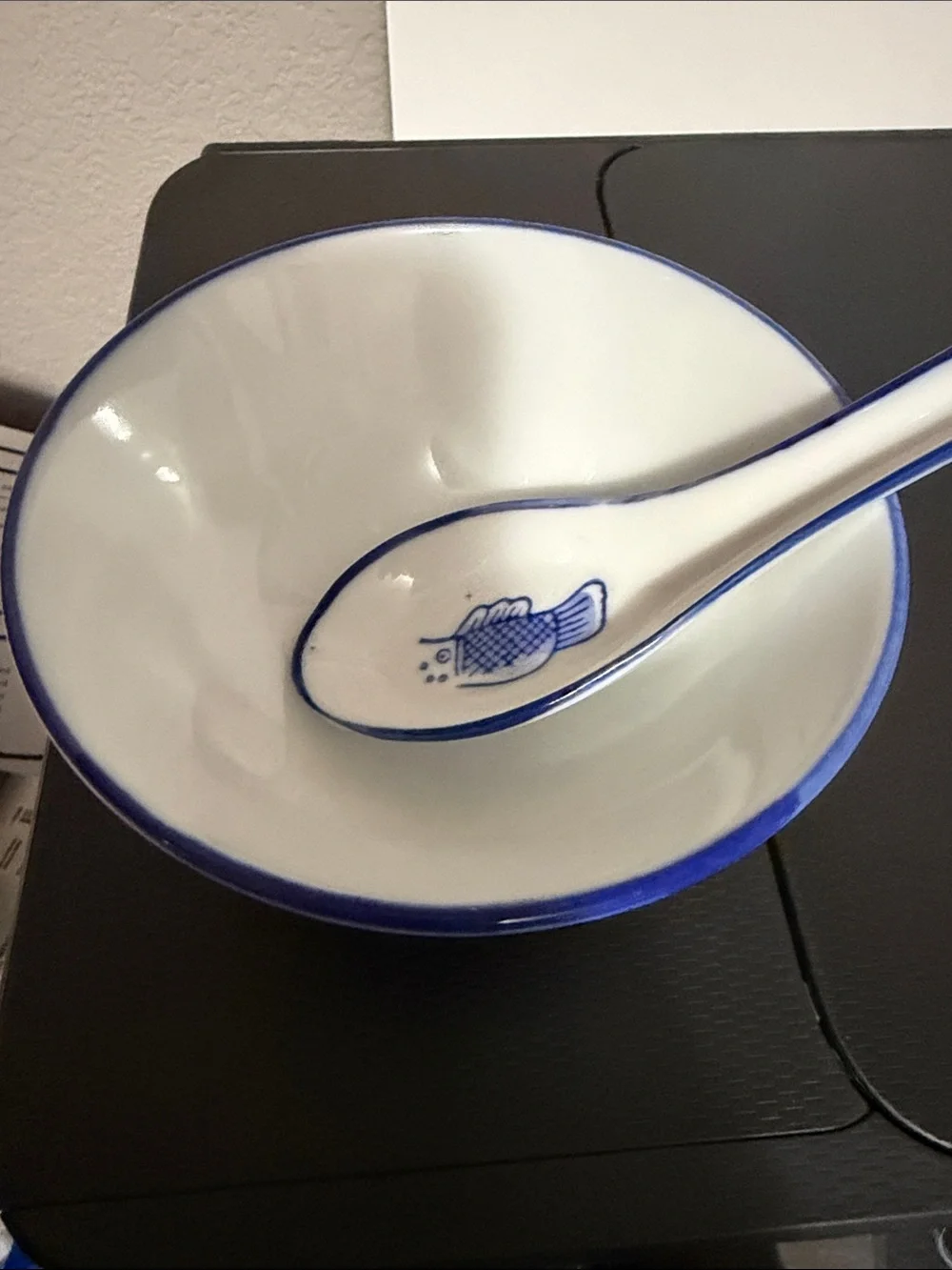 Blue and White Porcelain Decorative Bowl with Hand-Painted Motif - Picture 2 of 3